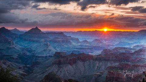 Sunset falling over the Grand Canyon in Arizona. 